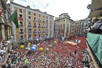 La plaza del Ayuntamiento, abarrotada de gente, ikurriñas y banderas por la repatriación de presos. (Lander FDEZ. ARROYABE/ARGAZKI PRESS)