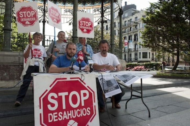 Miembros de Stop Deshaucios durante la comparacencia de prensa que han ofrecido. (Juan Carlos RUIZ/ARGAZKI PRESS) 
