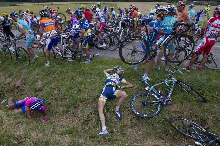 Las caídas marcaron la jornada del viernes. (Joel SAGET / AFP)