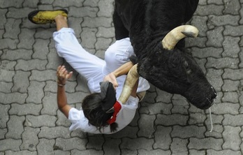 Un toro de la ganadería Dolores Aguirre, embiste a un joven del pañuelo que lleva al cuello. (Jon URBE/ARGAZKI PRESS)