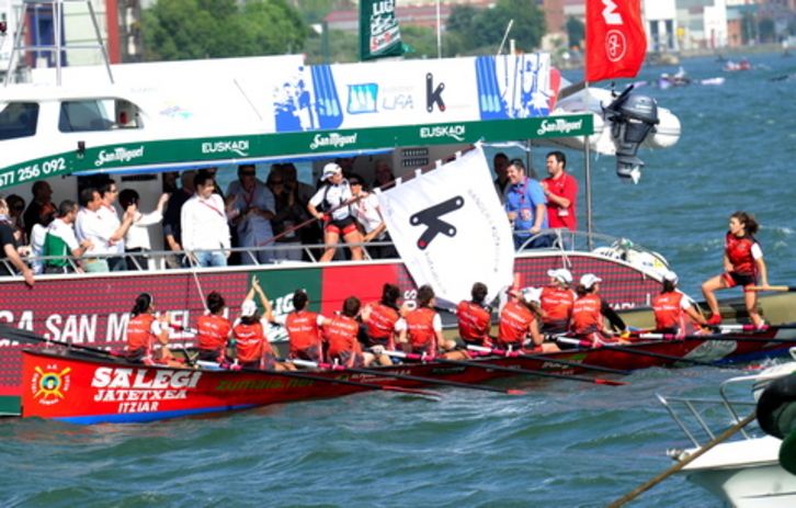 Zumaiako neskak, Kutxabank Bandera jasotzen. (Marisol RAMIREZ/ARGAZKI PRESS)
