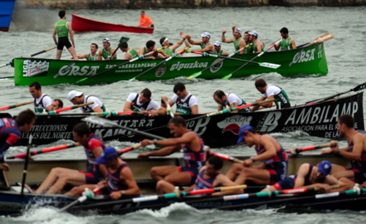 La embarcación de Hondarribia, al fondo, celebra la victoria. (Marisol RAMIREZ/ARGAZKI PRESS)