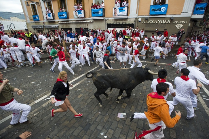 «Navajito» ha embestido a varios mozos, pero no ha habido ningún herido por asta de toro. (Gorka RUBIO / ARGAZKI PRESS)