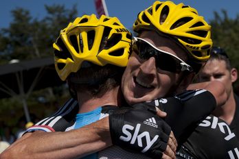 Froome se abraza con Wiggins al término de la etapa. ( Nathalie MAGNIEZ / AFP)