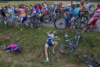 Corredores de Euskaltel y Movistar se cayeron en la etapa del viernes. (Joel SAGET / AFP)
