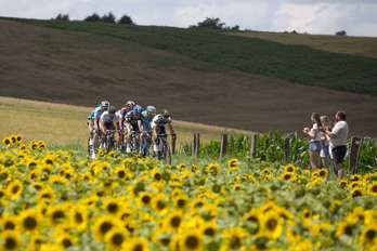 Los corredores se adentrarán hoy en territorio suizo. (Joel SAGET / AFP)