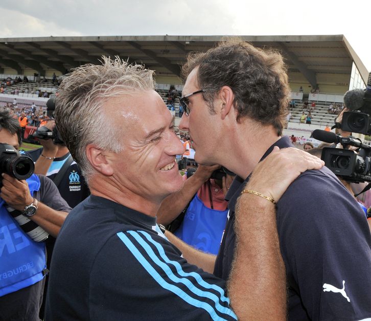 Deschamps se abraza con Blanc, al que sustituirá en el cargo. (AFP)