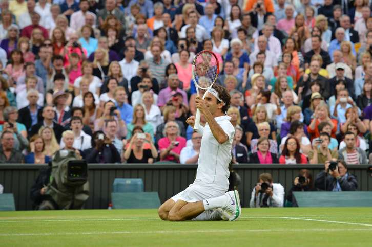 Federer celebra el título en la pista. (AFP)