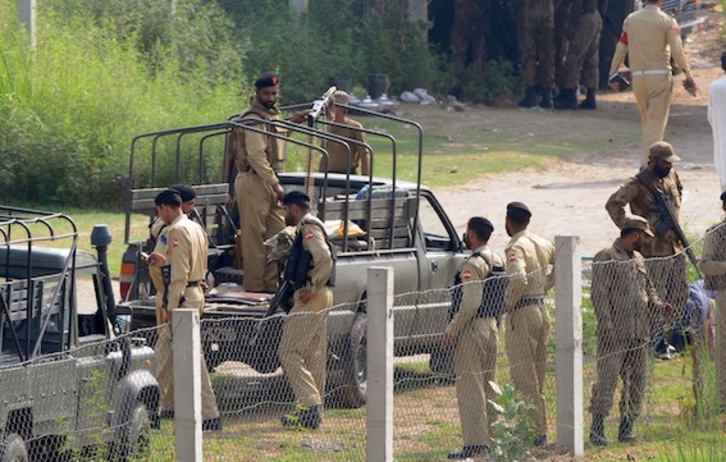 Soldados paquistaníes en el lugar donde se ha registrado el tiroteo. (Arif ALI/AFP PHOTO)