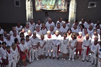 Harrera egin dio Iruñeko Udalak hiri senidetuei. Irudian, hirien arteko argazki ofiziala. (Lander FDZ. ARROIABE/ARGAZKI PRESS)