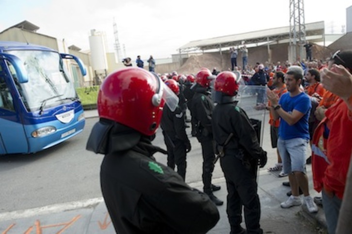 En la imagen, los trabajadores de Laminaciones Arregui protestan contra los que asistían a la asamblea en autobuses ante la mirada de la Ertzaintza. (Raul BOGAJO/ARGAZKI PRESS)