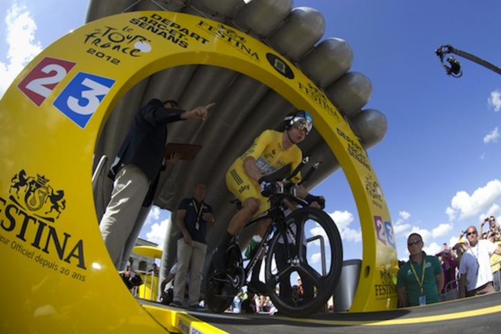 Bradley Wiggins, antes del inicio de la crono de ayer. (Joel SAGET/AFP PHOTO)