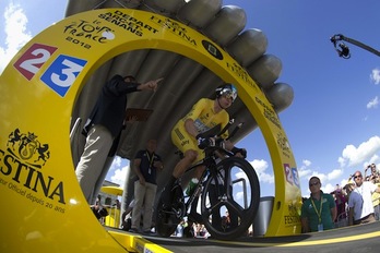 Bradley Wiggins, antes del inicio de la crono de ayer. (Joel SAGET/AFP PHOTO)