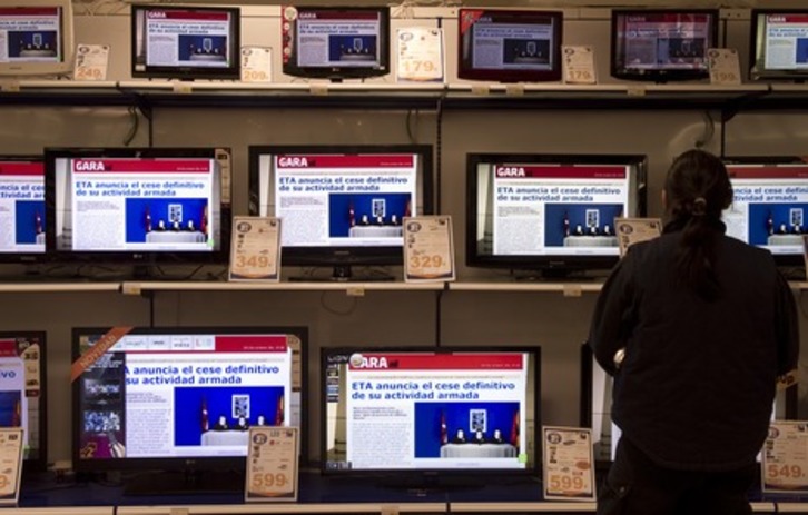 Pantallas de un supermercado reproducen el comunicado del cese definitivo de ETA. (Raul BOGAJO/ARGAZKI PRESS)