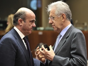 El ministro de Economía español, Luis de Guindos, con el primer ministro italiano, Mario Monti. (Georges GOBET/AFP)
