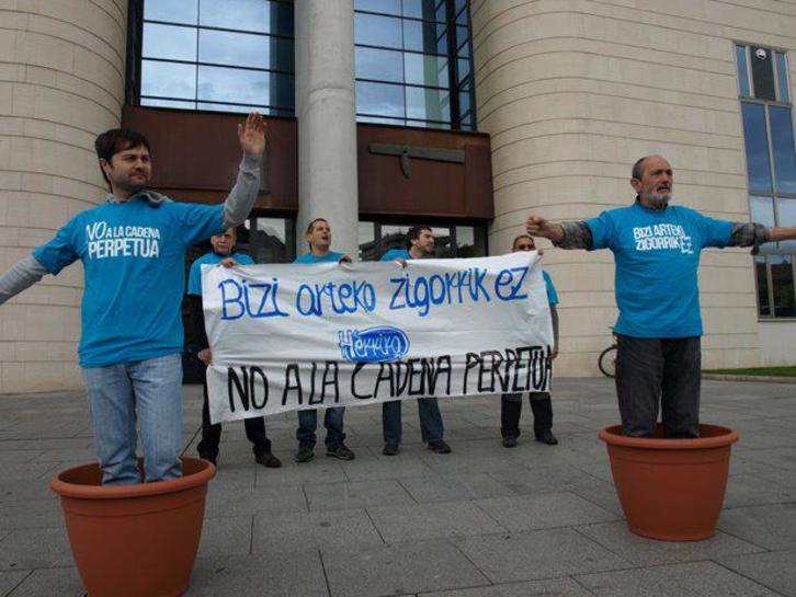 Protesta de Herrira contra la «doctrina Parot» ante la Audiencia de Nafarroa. (NAIZ.INFO)