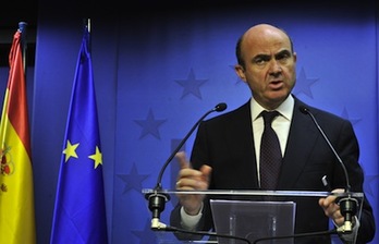 De Guindos, durante la rueda de prensa que ha ofrecido hoy en Bruselas. (Georges GOBET/AFP)