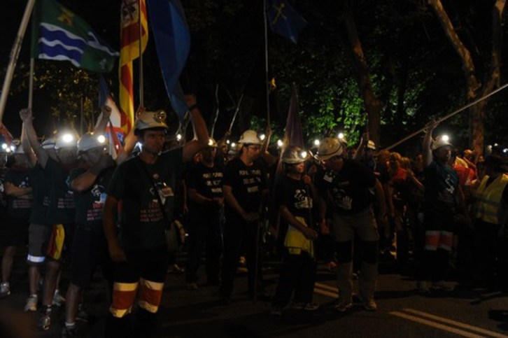 Los mineros, durante el último tramo de la marcha. (Dominique FAGET/AFP)