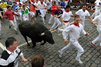Los toros de la ganadería gaditana de Fuente Ymbro han protagonizado un encierro rápido en su mayor parte y sin corneados. (Jagoba MANTEROLA/ARGAZKI PRESS)