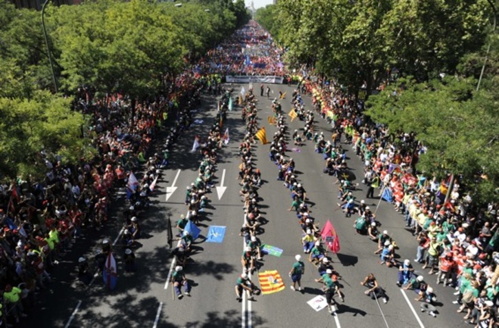 Cuatro columnas han abierto la marcha. (Dani POZO/AFP)