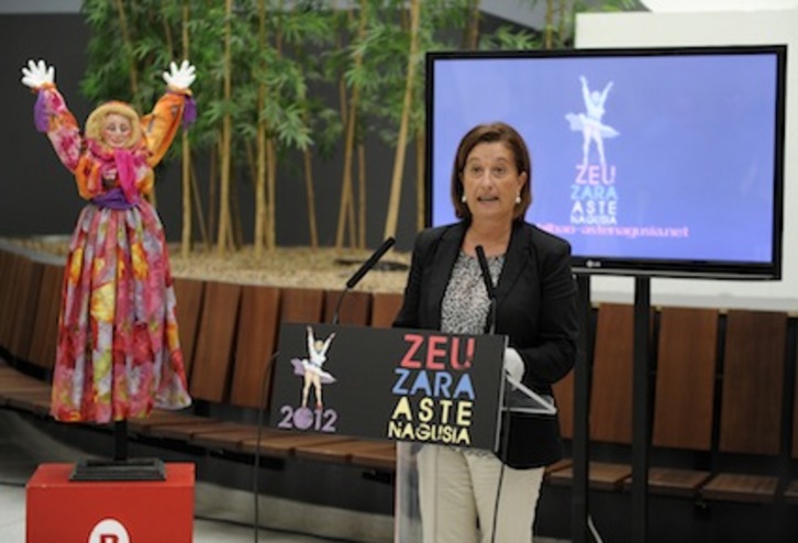 La responsable de Fiestas del Ayuntamiento de Bilbo, Itziar Urtasun, en la presentación del programa festivo de la Aste Nagusia. (Monika del VALLE/ARGAZKI PRESS)