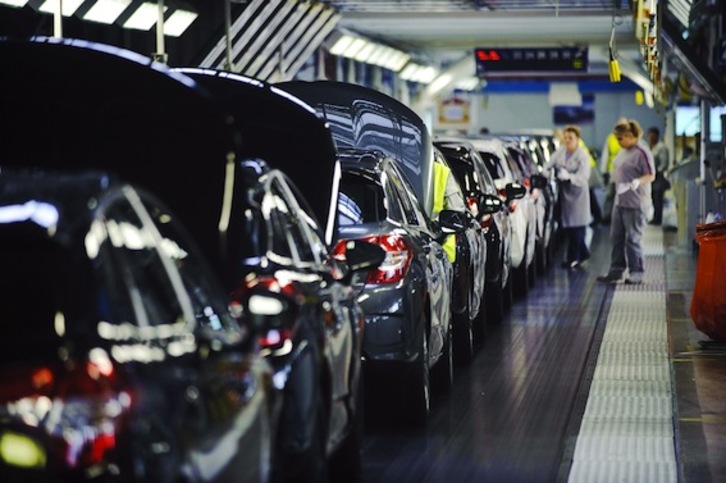 Operarios trabajan en una planta de producción de PSA Peugeot Citroën. (Sebastien BOZON/AFP PHOTO)