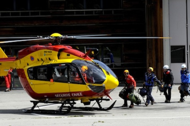Los equipos de rescate montan a uno de los helicópteros. (Jean-Pierre CLATOT/AFP) 