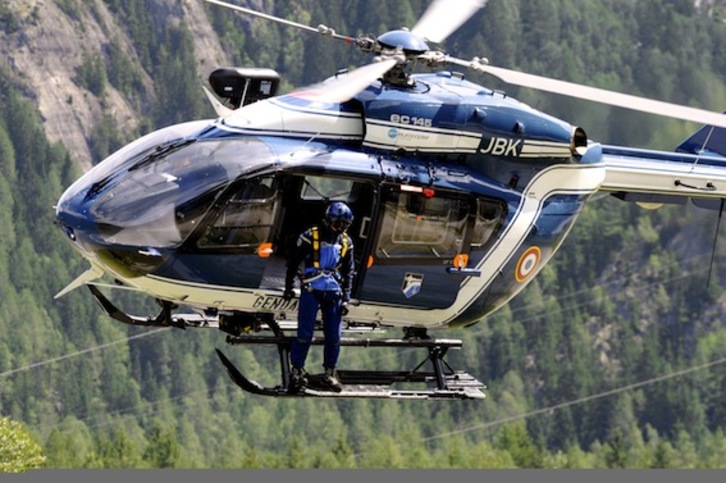 Un helicóptero de la Gendarmería, durante las labores de búsqueda. (Jean-Pierre CLATOT/AFP PHOTO)