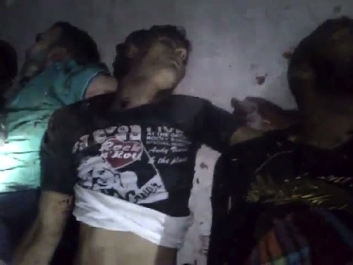 Captura de un vídeo difundido por la oposición siria en la que se aprecian cadáveres. (AFP PHOTO)