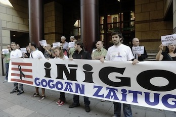 Bizkaiko Lurralde Auzitegiaren aurrean elkarretaratzea egin dute Iñigo Cabacas herri ekimeneko eta Bilboko herri mugimenduko kideek. (ARGAZKI PRESS)