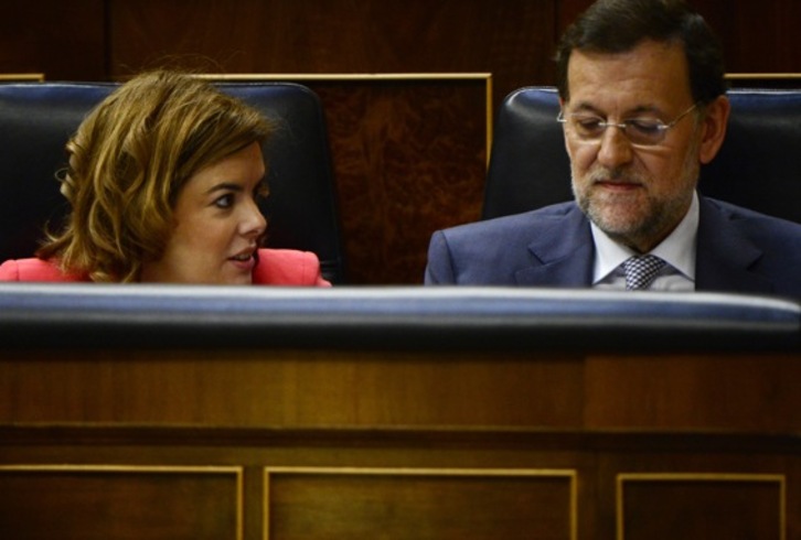 Soraya Sáenz de Santamaría junto a Mariano Rajoy, en el pleno del miércoles. (Javier SORIANO/AFP)