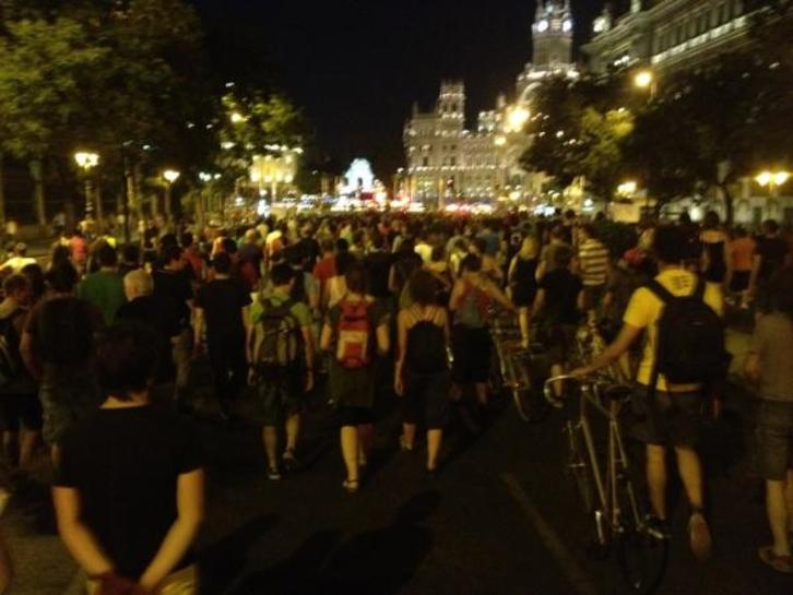 Miles de ciudadanos, en la marcha celebrada esta noche, llegando a Cibeles. (RIGHTNOW.IO)