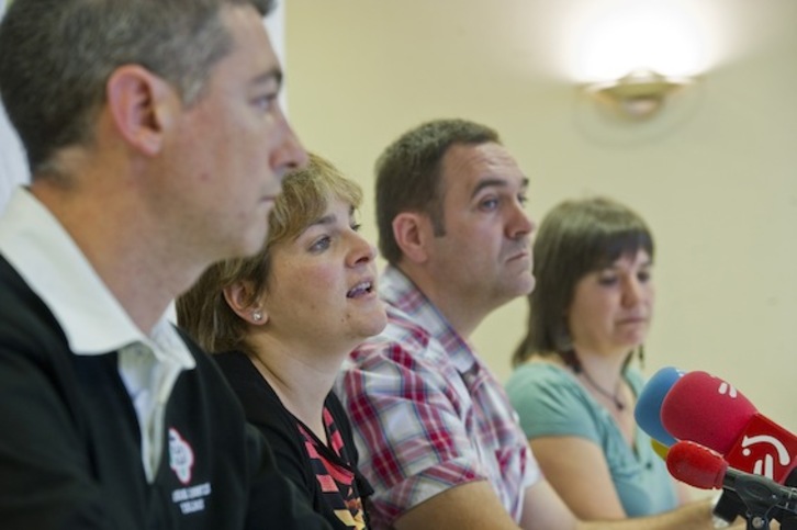 Oskar Matute, Rebeka Ubera, Unai Ziarreta y Maribi Ugarteburu han anunciado la protesta contra los recortes. Luis JAUREGIALTZO | ARGAZKI PRESS