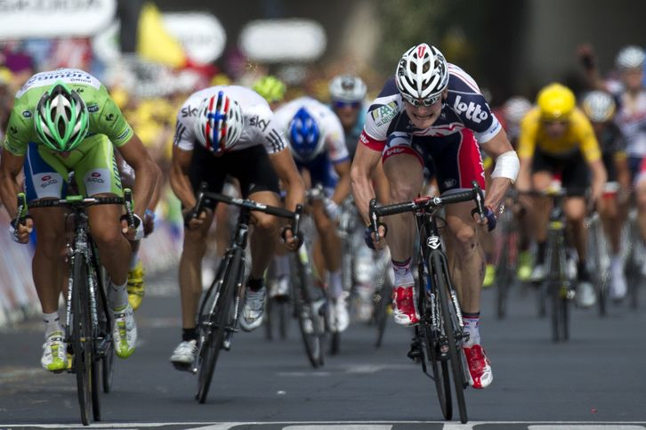 Greipel se impone en el esprint final. (Lionel BONAVENTURE / AFP)