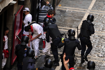 Agentes antidisturbios en las calles del Casco Viejo de Iruñea. (Idoia ZABALETA / ARGAZKI PRESS)