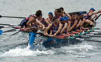 Urdaibaiko arraunlariak joan den astean Zarautzen ospatutako estropadan. (Juan Carlos RUIZ / ARGAZKI PRESS)
