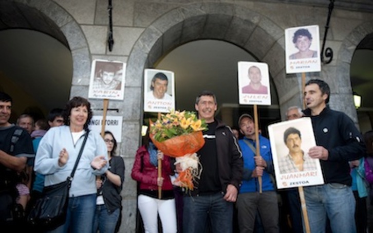 Recibimiento a Juan Mari Igarataundi en Zestoa, tras permanecer preso durante 25 años. (Juan Carlos RUIZ/ARGAZKI PRESS)