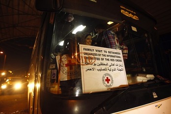 Un autobús ha trasladado a los familiares hasta prisión. (Mohammed ABED/AFP)