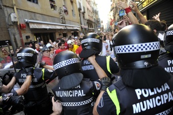 La Policía cargó durante el ‘encierro de la Villavesa’. (Idoia ZABALETA/ARGAZKI PRESS)