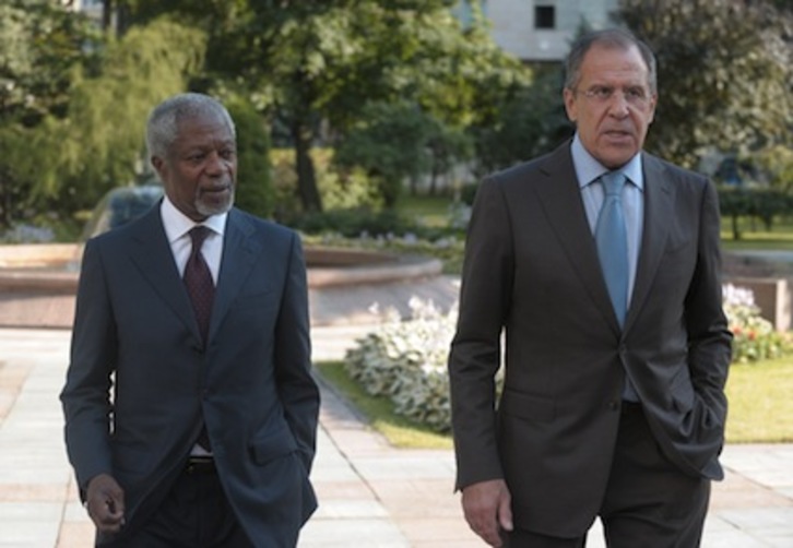 El mediador internacional en Siria, Kofi Annan, con el ministro de Exteriores ruso, Serguéi Lavrov, en su visita a Moscú. (STR/AFP)