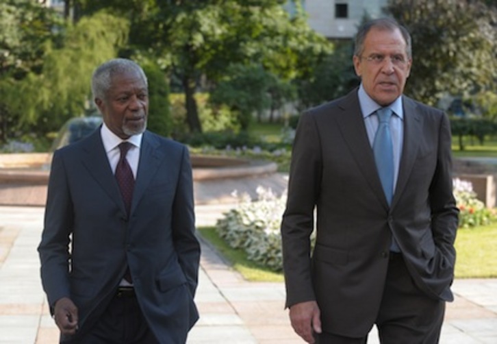 Annan, junto con el ministro de Exteriores ruso, Sergey Larvov, ayer en Moscú. (AFP)