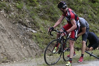 Cadel Evans fue uno de los grandes perjudicados por el sabotaje. (Fred MONS/AFP)