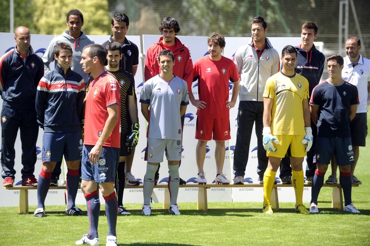 La plantilla de Osasuna posa con la nueva equipación. (Jagoba MANTEROLA/ARGAZKI PRESS)