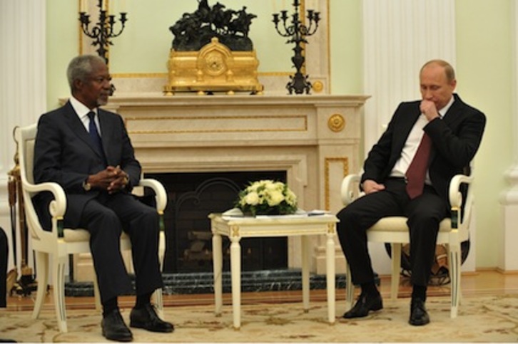 El mediador internacional para Siria, Kofi Annan, y el presidente ruso, Vladímir Putin, durante la reunión que han mantenido en Moscú. (Kirill KUDRYAVTSEV/AFP)