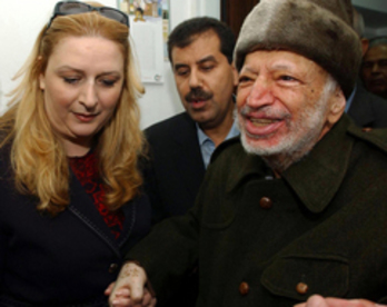 Arafat, junto a su mujer, en una imagen tomada en 2004.(Hussein HUSSEIN/AFP)