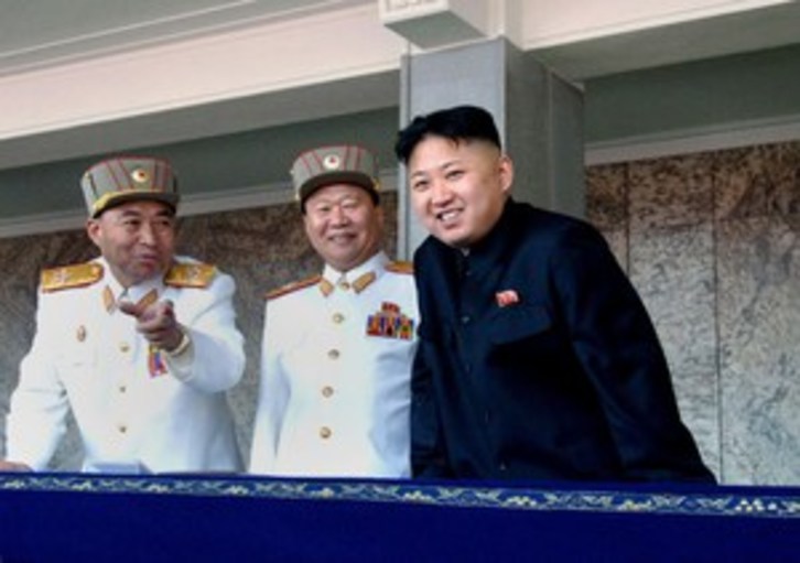 El líder norcoreano, junto con representantes del Ejército. (AFP)