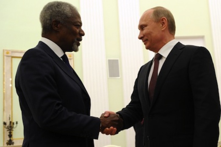 Annan y Putin se estrechan la mano durante el encuentro que mantuvieron en Moscú. (Kirill KUDRYAVTSEV/AFP)