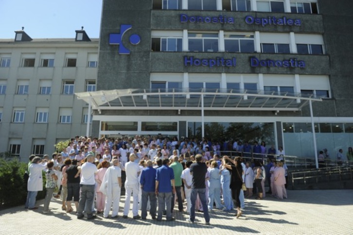 Concentración frente al Hospital Donostia. (ARGAZKI PRESS)