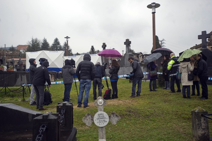 Exhumación realizada en el cementerio de Galdakao el pasado mes de marzo. (Luis JAUREGIALTZO/ARGAZKI PRESS)