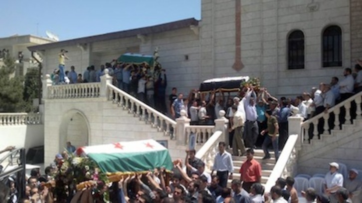 Imagen de un funeral en Damasco por la muerte de varios opositores por enfrentamientos con el Ejército. (AFP)